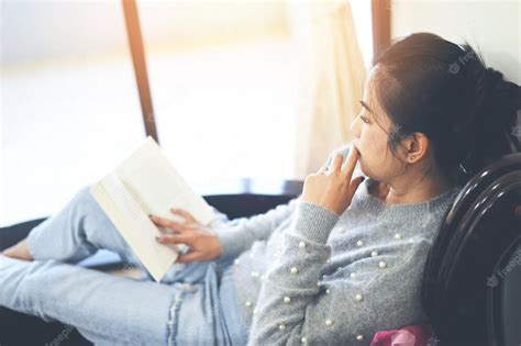 Kobieta czytająca tekst w mikrofonie studyjnym