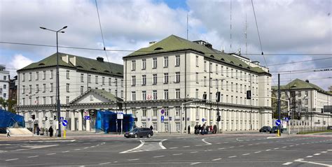 Zdjęcie przedstawiające budynek siedziby Związku Zawodowego lub biura spółki kolejowej.