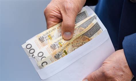 Grafika przedstawiająca symboliczne zabezpieczenie pieniędzy przed potrąceniami i egzekucją