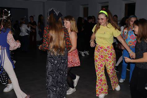 Zdjęcie młodej Ireny Karel w stylu lat 60.
