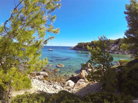 Malownicza zatoczka na wyspie Hvar