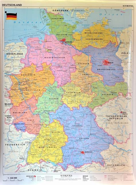Mapa Niemiec z zaznaczonymi landami i porównaniem średnich zarobków
