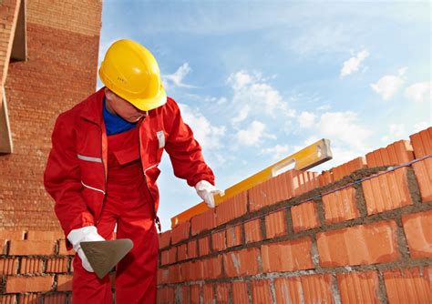 Budowlaniec pracujący na wysokości