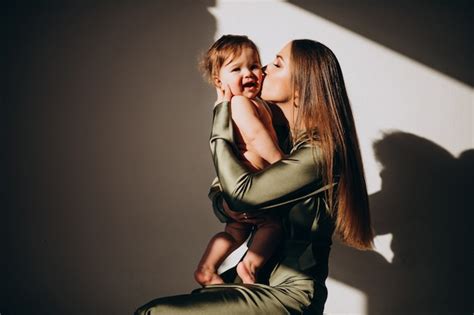 zdjęcie matki śpiącej z dzieckiem