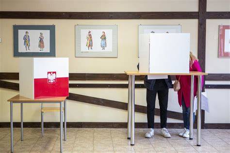 Grafika przedstawiająca urnę wyborczą i karty do głosowania