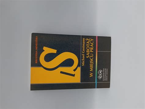 Pracownicy w miejscu pracy z symbolami solidarności
