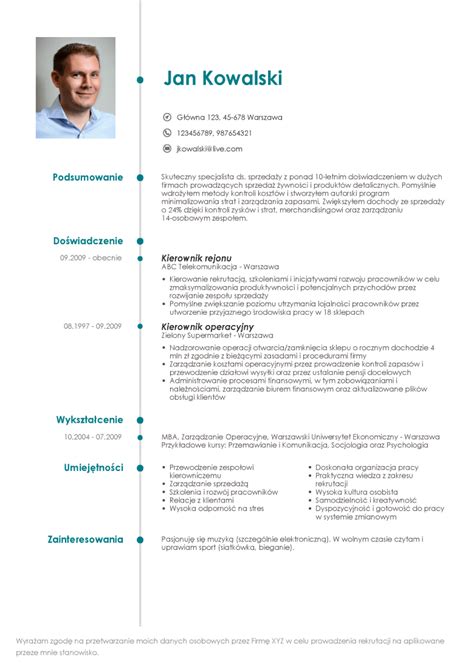 Infografika porównująca tradycyjne CV z CV stworzonym w kreatorze