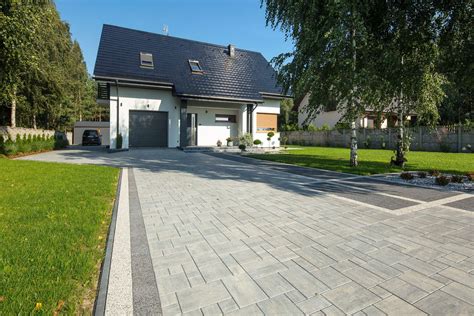 Zdjęcie przedstawiające dobrze wykonany parking z kostki brukowej