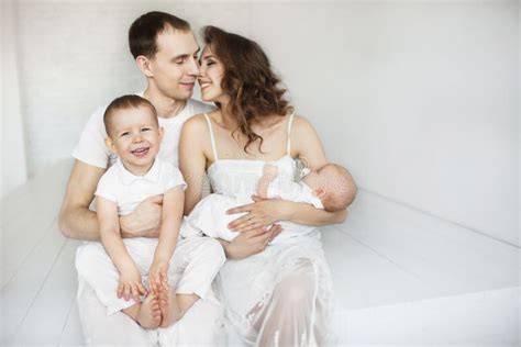 Rodzina z niemowlakiem ciesząca się urlopem rodzicielskim