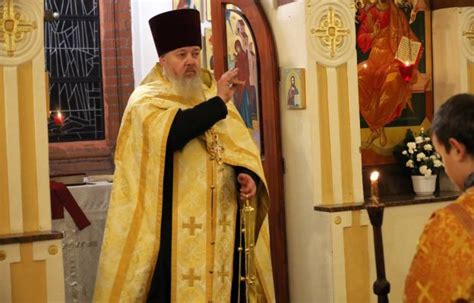 Ksiądz w szatach liturgicznych