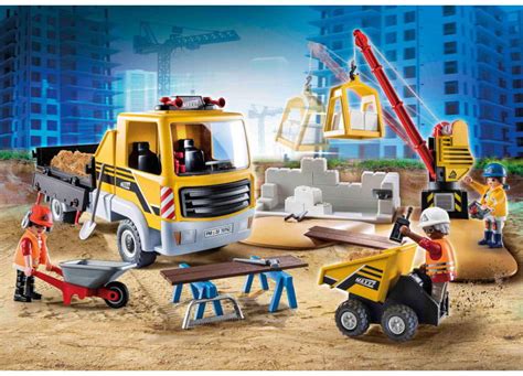 Plac budowy z pracującymi robotnikami