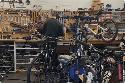 Zdjęcie przedstawiające mechanika rowerowego podczas pracy
