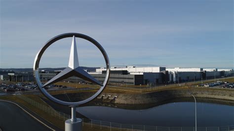 Uroczystość podpisania umowy między Politechniką Wrocławską a Mercedes-Benz Manufacturing Poland