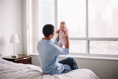 Ojciec trzymający noworodka