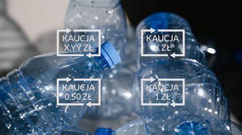 Zdjęcie butelki wody mineralnej obok puszki napoju gazowanego
