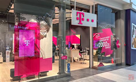 Logo firmy T-Mobile na tle flash mobu