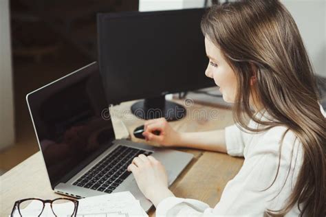 Zdjęcie kobiety w ciąży pracującej przy komputerze