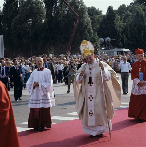 Jan Paweł II i Prymas Stefan Wyszyński podczas pielgrzymki do Polski