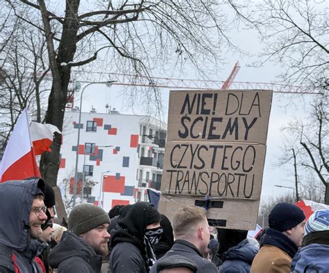 Zdjęcie z protestu mieszkańców Krakowa przeciwko Strefie Czystego Transportu