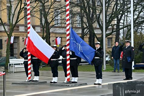 Zdjęcie z uroczystości wciągnięcia flag UE w Dublinie