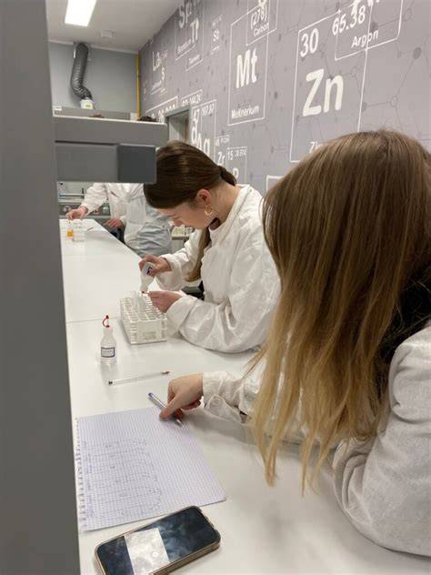 Nauczyciel chemii prowadzący lekcję w nowoczesnej pracowni
