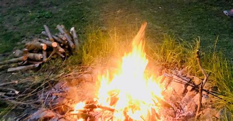 schemat bezpiecznego rozpalania ogniska w ogrodzie