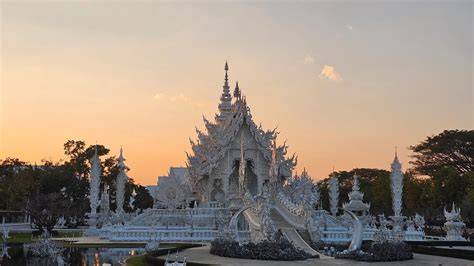 Biała Świątynia (Wat Rong Khun) w Chiang Rai