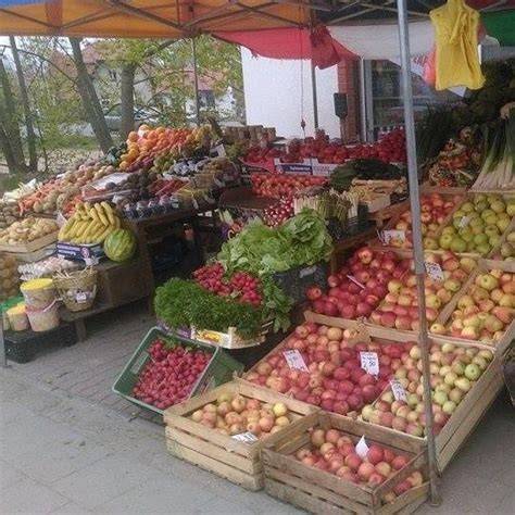 Kolorowy stragan z tajskim jedzeniem na targu