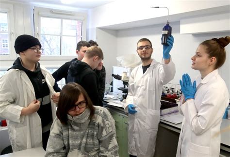 Kobiety pracujące w laboratoriach naukowych