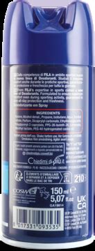 Mężczyzna używający dezodorantu w sprayu