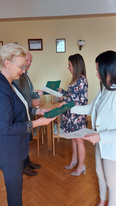 Nauczyciel przygotowujący dokumentację do awansu zawodowego