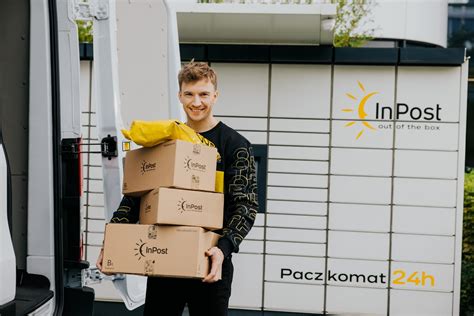 Kurier InPost odbierający paczki