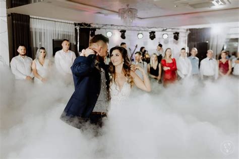 Zdjęcie Pary Młodej tańczącej w chmurach z ciężkiego dymu.