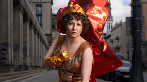 Kobieta pracująca jako maszynistka