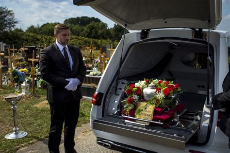 Przykładowe akcesoria funeralne dostępne w firmie ARKA