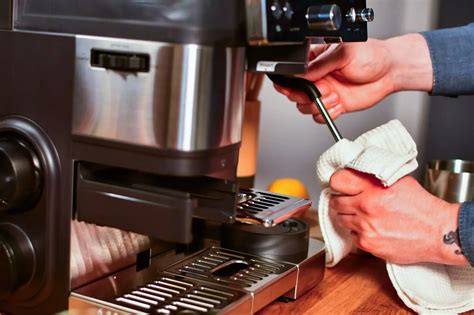 czyszczenie dyszy do spieniania mleka