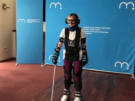 Student pracujący z manekinem w symulatorze medycznym