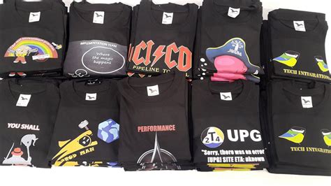 Zespół pracujący nad nadrukami na koszulkach