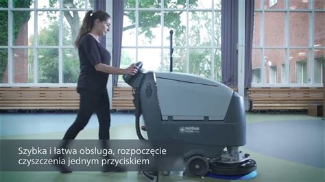 Zdjęcie przedstawiające proces maszynowego mycia posadzki garażowej.
