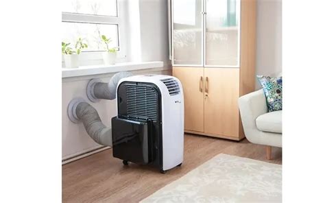 Klimatyzator przenośny z rurą odprowadzającą ciepłe powietrze